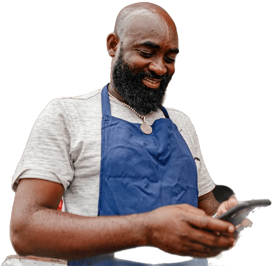 Dono de um café olhando a loja nova no celular