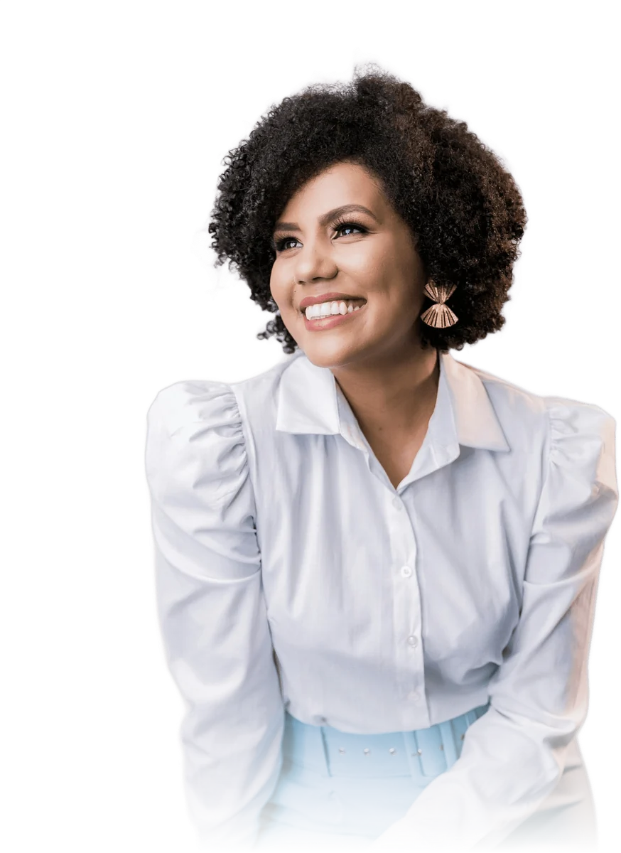 Lojista sorrindo, dona de uma loja virtual